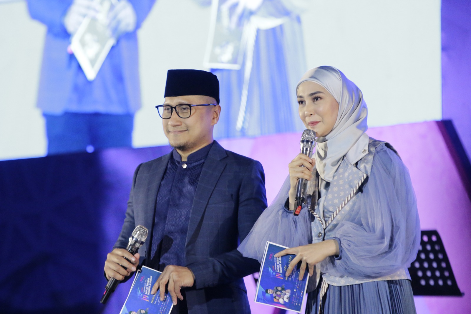Fenita Arie dan Arie Untung sedang membawakan Acara