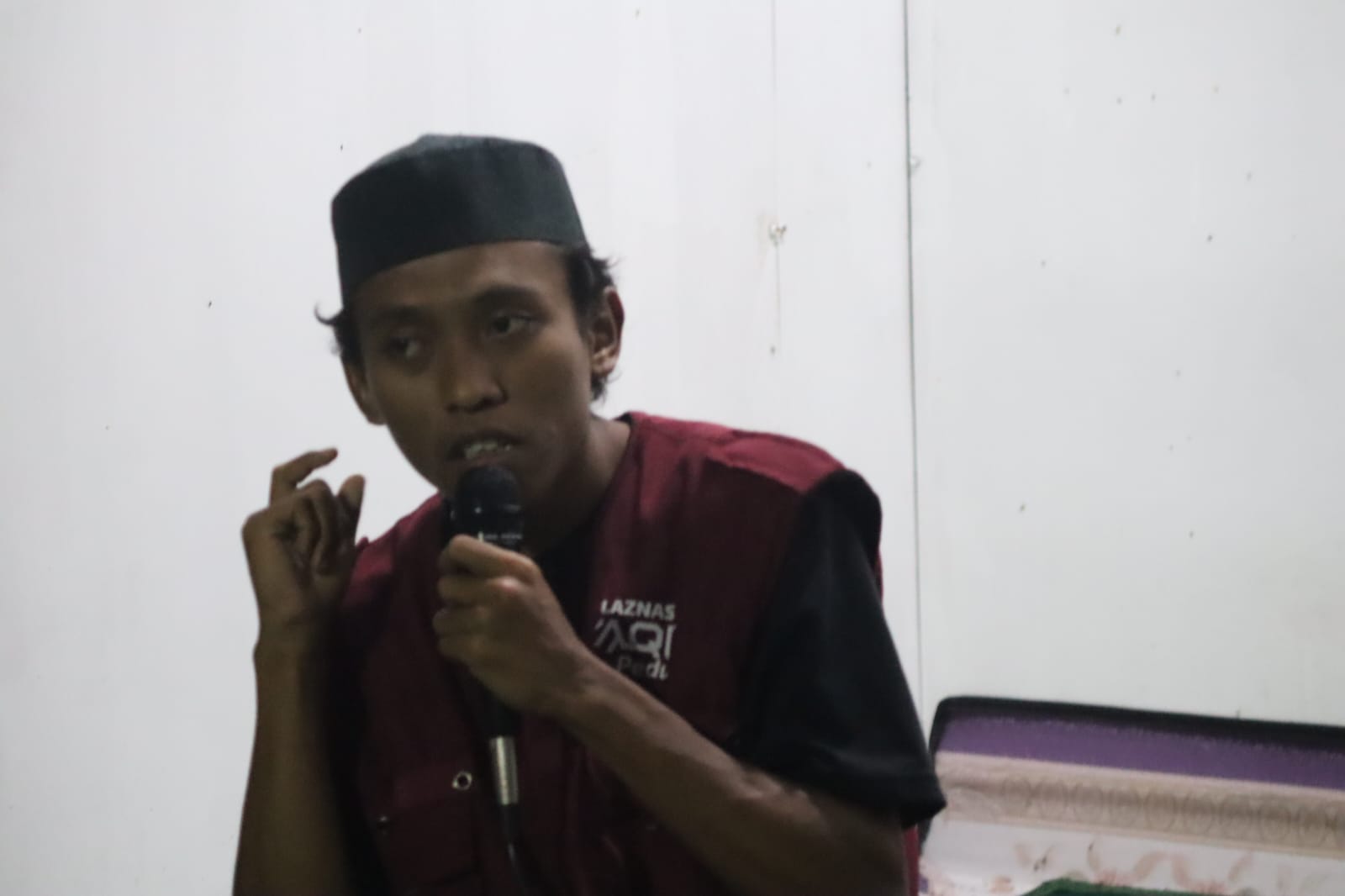 KULTUM RAMADAN: Relawan AQL Peduli, Ustaz Nurdin, saat memberi siraman rohani (kultum)Ramadan 1447 H usai salat Tarawih kepada jemaah dan penyintas bencana di Dusun Rantau Panjang, Desa Sijudo, Kecamatan Pante Bidari, Aceh Timur, Kamis (19/2/2026). [AQL FOTO]